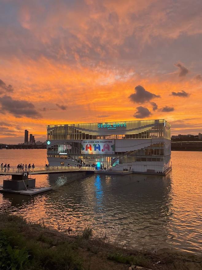 네이버 자회사 스노우가 만든 인공지능 회사 팔라(PALA)는 지난달 말 자사의 NFT(대체 불가 토큰) 프로젝트 알랍(ALAP)을 홍보하기 위해 서울웨이브아트센터에서 손님 1000여 명을 초대한 행사를 열었다. /팔라(PALA)