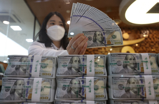 최근 원·달러 환율이 급등하면서 은행 외화예금이 줄어들고 있다. 연합뉴스