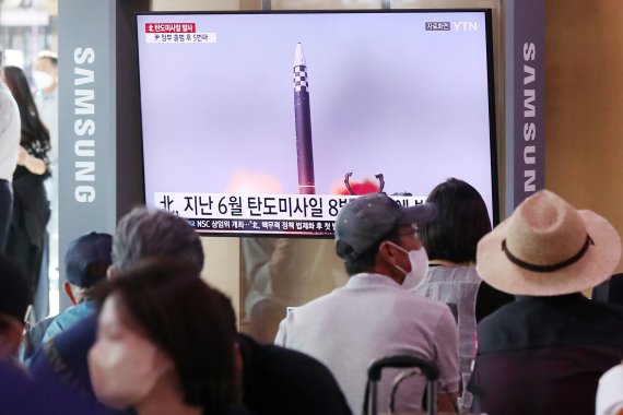 지난 25일 서울역 대합실에서 시민들이 북한의 탄도미사일 발사 소식을 TV를 통해 지켜보고 있다. 사진=뉴스1