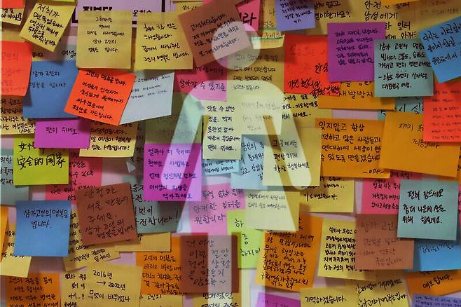 스토킹 살해사건이 벌어진 서울 신당역에서 지난 18일 오전 화장실 들머리에 마련된 추모의 공간이 추모의 메시지로 빼곡하게 채워져 있다. 사진은 여성화장실 표시와 메시지를 다중노출기법으로 찍었다. 백소아 기자 thanks@hani.co.kr