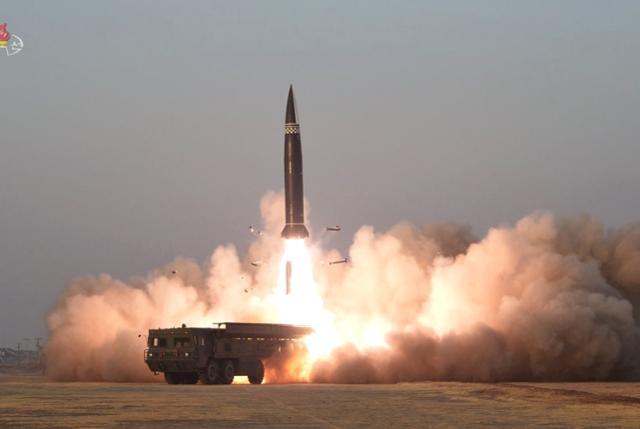 북한이 2021년 3월 조 바이든 미 행정부 출범 이후 처음으로 단거리 탄도미사일 ‘북한판 이스칸데르(KN-23)’를 발사할 당시 모습. 조선중앙통신=연합뉴스