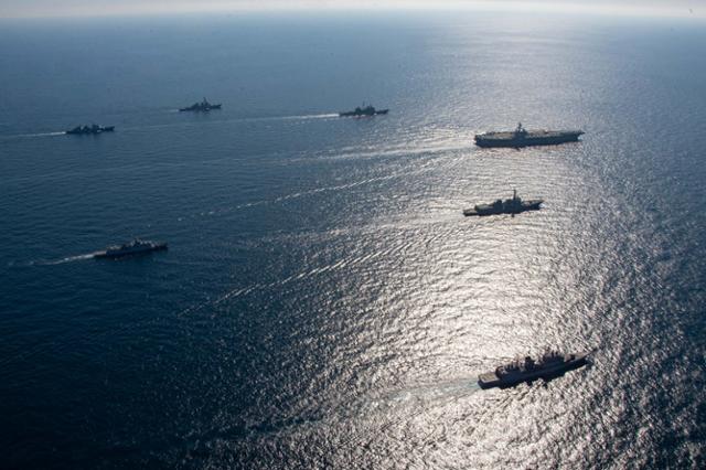 한미 연합 해상훈련에 참가한 한미 해군 함정들이 29일 동해상에서 기동훈련을 하고 있다. 해군 제공