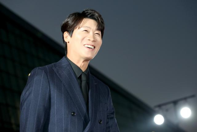 배우 진선규가 29일 오후 경기도 고양시 일산 킨텍스에서 열린 ‘2022 APAN STAR AWARDS’에서 레드카펫을 밟고 있다. 뉴스1