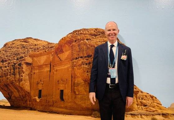 28일 DDP에서 개막한 대한민국사진축전에서 자신의 '알룰라' 사진 앞에 선 미셸 왕자. [사진 이은주]