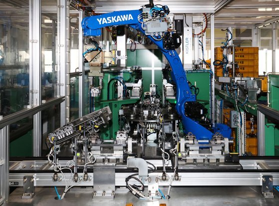 지난 28일 충남 아산 테크노밸리 동보 공장에서 자동 로봇팔이 움직이고 있다. 우상조 기자