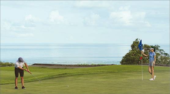 괌의 바다를 조망하면서 라운드를 즐길 수 있는 CCP 골프장.