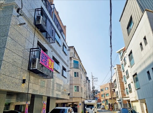 서울에서 초기 재개발구역 주변에 신축 빌라 건축 붐이 일고 있다. 신속통합기획에 참여하기 위해 주민 동의를 받고 있는 오류1동 일대.   /이현일 기자