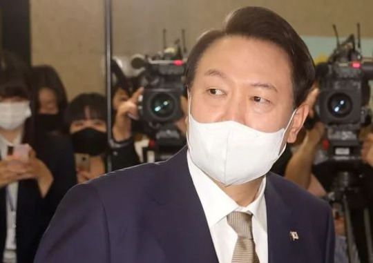 On the morning of September 29, President Yoon Suk-yeol heads to his office after answering questions from the press on his way to work at the Office of the President in Yongsan. Office of the President joint press photographers