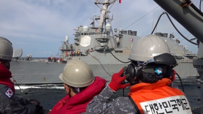 한미 연합 해상 훈련 3일차인 28일 오전 동해 해상에서 한미 해군 간 연합 기동군수훈련이 진행되고 있다. 해군