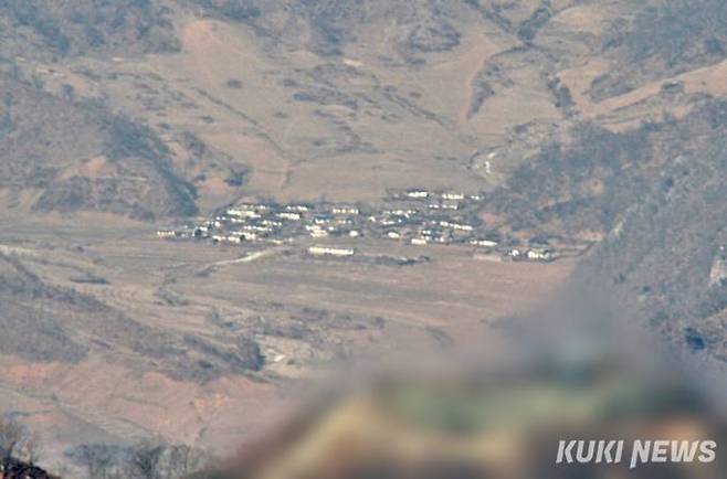 백암산서 본 북한 농촌마을