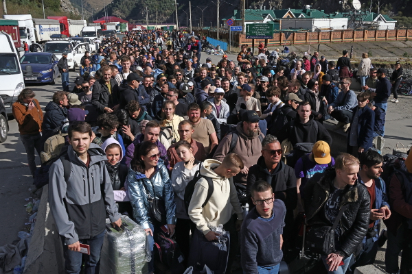 27일(현지시간) 러시아와 조지아가 국경을 맞댄 베르크니라스 국경검문소 근처에 군 동원령을 피해 탈출하려는 러시아인들과 차량이 줄지어 서 있다. 러시아 크렘린궁(대통령실)은 출국 과정에서 징집 대상 남성을 색출해 외국행을 막기로 결정했다. 블라디미르 푸틴 러시아 대통령이 군 동원령을 발동한 지난 21일 이후 조지아로 입국한 러시아인은 하루 평균 1만명 이상인 것으로 전해졌다. TASS연합뉴스