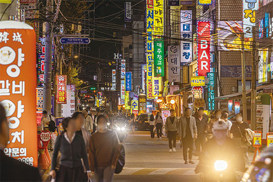 교대 상권은 아크로비스타 아파트를 비롯한 고급 아파트 단지를 배후에 두고 있다. (윤관식 기자)