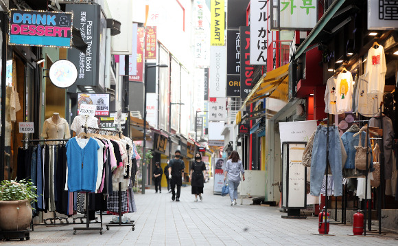 새출발기금이 지난 27일부터 사전신청을 받은 가운데 이틀만에 신청자가 2000명을 돌파했다. 사진은 서울 중구 명동거리에서 시민들이 발걸음을 옮기는 모습./사진=뉴스1