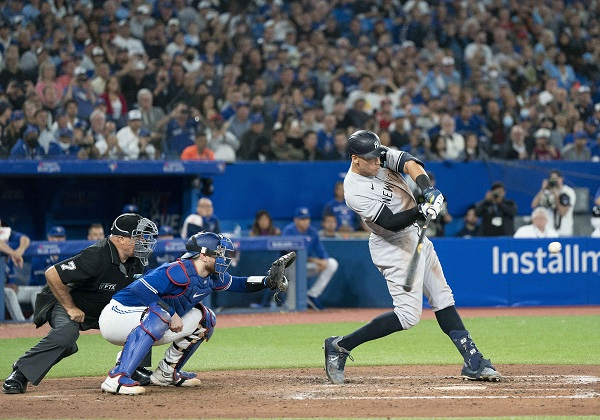 애런 저지(뉴욕 양키스)의 시즌 61호 홈런이 터졌다. 사진은 29일(한국시각) 토론토 블루제이스전에서 홈런을 때리는 저지(오른쪽)의 모습. /사진=로이터