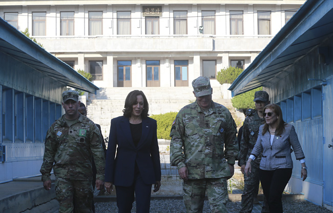 카멀라 해리스(왼쪽 두번째) 미국 부통령이 29일 판문점을 방문해 시설들을 둘러보고 있다. 사진공동취재단. 뉴시스