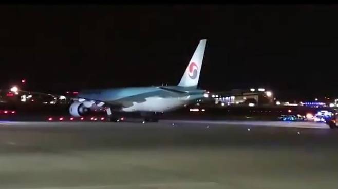 [서울=뉴시스] 대한항공의 여객기 KE908이 접촉 사고 이후 엔진을 끄고 대기 중에 있다. 영국 데일리메일은 28일(현지시간) 런던 히스로 공항에서 두 대의 여객기가 접촉 사고를 냈다고 보도했다. (사진출처: 데일리메일 영상 캡처) 2022.09.29. *재판매 및 DB 금지