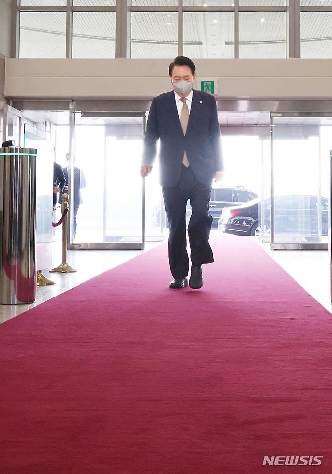 [서울=뉴시스] 홍효식 기자 = 윤석열 대통령이 29일 서울 용산 대통령실 청사로 출근하고 있다. (대통령실통신사진기자단) 2022.09.29. yesphoto@newsis.com