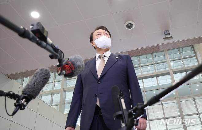 [서울=뉴시스] 홍효식 기자 = 윤석열 대통령이 29일 서울 용산 대통령실 청사로 출근하며 취재진 질문에 답변하고 있다. (대통령실통신사진기자단) 2022.09.29. yesphoto@newsis.com