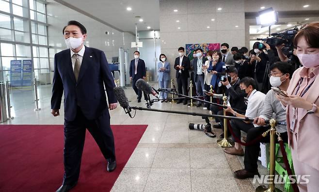 [서울=뉴시스] 홍효식 기자 = 윤석열 대통령이 29일 서울 용산 대통령실 청사로 출근하며 취재진 질문에 답한 뒤 집무실로 향하고 있다. 2022.09.29. yesphoto@newsis.com