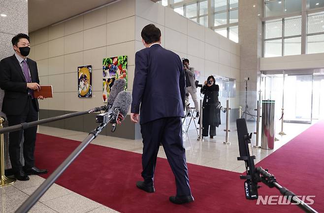 [서울=뉴시스] 홍효식 기자 = 윤석열 대통령이 29일 서울 용산 대통령실 청사로 출근하며 취재진 질문에 답한 뒤 집무실로 향하고 있다. (대통령실통신사진기자단) 2022.09.29. yesphoto@newsis.com