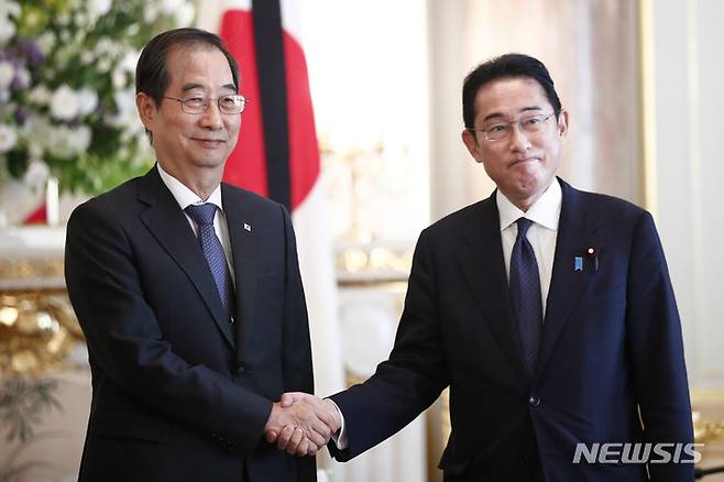 [도쿄=AP/뉴시스] 기시다 후미오 일본 총리(오른쪽)가 지난 28일 도쿄 아카사카 영빈관에서 한덕수 국무총리와 접견하고 있다. 2022.09.29.