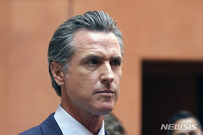 [새크라멘토(미 캘리포니아주)=AP/뉴시스]지난 2021년 9월10일 개빈 뉴섬 미 캘리포니아 주지사가 새크라멘토의 한 투표소에서 자신에 대한 주민소환 투표를 한 후 기자들로부터 질문을 받고 있다.