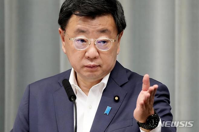 [도쿄=AP/뉴시스]지난 7월22일 일본 도쿄 총리 관저에서 마쓰노 히로카즈 관방장관이 기자회견을 가지고 있다. 2022.09.29.