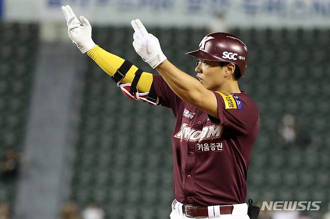 [서울=뉴시스] 백동현 기자 = 5일 오후 서울 송파구 잠실야구장에서 열린 2022 KBO 리그 키움 히어로즈 대 LG 트윈스의 경기, 5회초 1사 1루 상황에서 키움 송성문이 1루타를 치고 기뻐하고 있다. 2022.08.05. livertrent@newsis.com