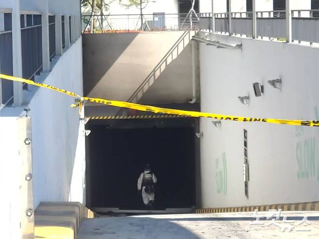 지난 26일 화재가 발생한 대전 현대아웃렛 지하주차장으로 감식반원이 들어서고 있다. 김정남 기자