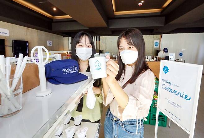 28일, 서울시 마포구 아츠스테이 성산 2호점에서 운영 중인 국산 우유 브랜드 팝업스토어 ‘밀키맨션’에서, 방문객들이 다양한 국산 우유 굿즈를 살펴보고 있다.