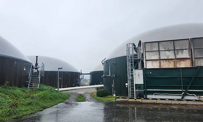 독일 튀링겐주 슐뢰벤에 있는 바이오가스 저장 및 생산 시설. 슐뢰벤은 바이오가스를 주요 에너지원으로 해 에너지 자립을 이뤘다.