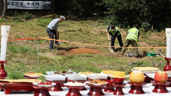 지난 26일 오전 경기도 안산시 단원구 선감동 선감학원 관련 유해 매장 추정지에서 관계자들이 개토제를 마친 후 시굴 조사를 하고 있다. 안산=연합뉴스