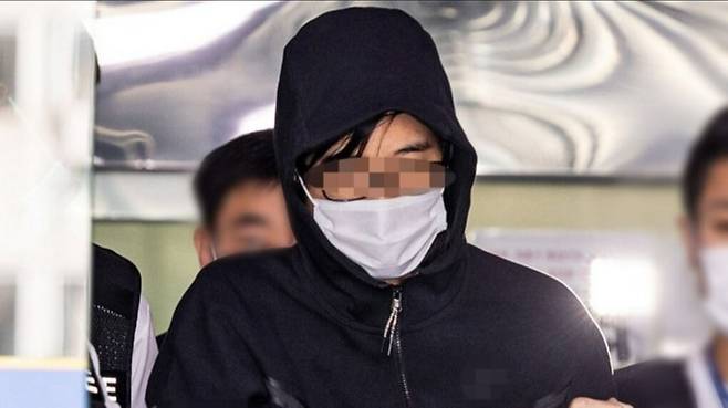 자신이 거주하던 고시원의 주인인 70대 여성을 살해한 혐의를 받는 A씨가 서울중앙지법에서 열린 구속 전 피의자 심문(영장 실질심사)을 받기 위해 관악경찰서를 나오고 있다. 연합뉴스