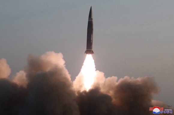 북한이 지난 3월 25일 새로 개발한 신형전술유도탄 시험발사를 진행하는 모습. 2021.3.26 연합뉴스