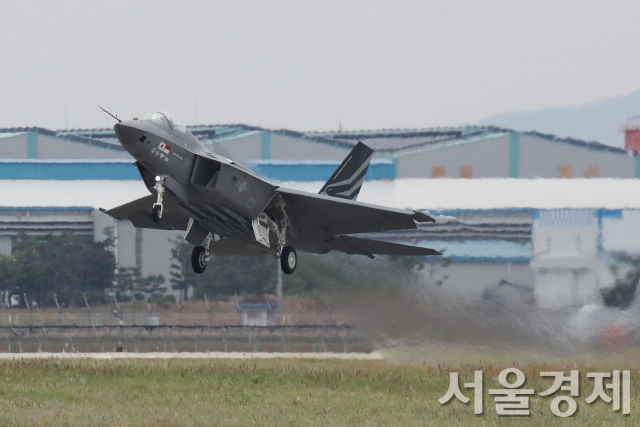 국산 전투기 KF-21 보라매 시제 1호기가 28일 경남 사천 공군 제 3훈련비행단 활주로에서 이륙하고 있다. KF-21은 이날 '최초비행 성공 기념행사'에서 랜딩기어를 접고 약 19분간 최고 9000피트 상공까지 날았다. 사진제공=방사청