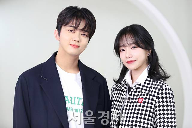 그룹 BAP 출신 배우 유영재, 가수 겸 배우 조유리가 서울경제스타 인터뷰에 앞서 포즈를 취하고 있다. / 사진=김규빈 인턴기자