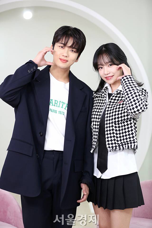 배우 유영재, 가수 겸 배우 조유리가 서울경제스타 인터뷰에 앞서 포즈를 취하고 있다. / 사진=김규빈 인턴기자