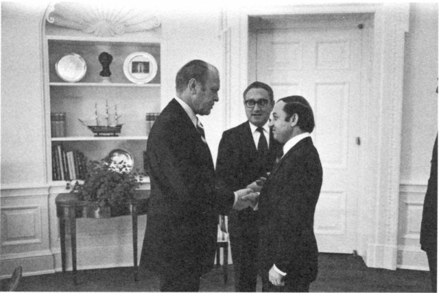 1975년 미국 백악관에서 제럴드 포드(왼쪽부터) 대통령과 헨리 키신저 국무장관, 후상 안사리 이란 경제재무성 장관이 회동하고 있다./사진 출처=미 국립문서기록관리청