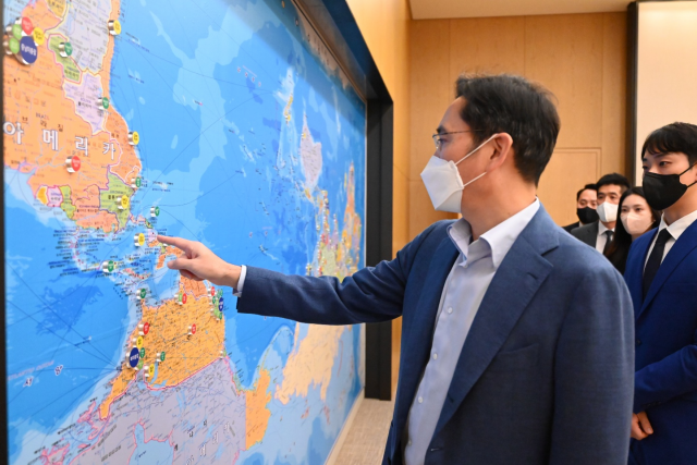 이재용 삼성전자 부회장이 28일 서울 서초구 서초동 삼성 본사 내 임원회의실 벽에 붙은 세계지도를 가리키며 동행한 삼성생명 지점장들에게 설명하고 있다. 사진=독자 제공
