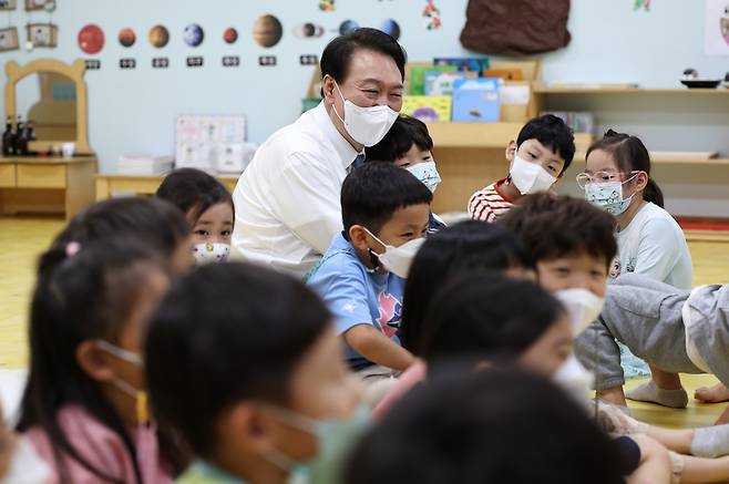 윤석열 대통령이 9월27일 세종시 도담동 아이누리 어린이집을 방문, 아이들에게 옛 이야기를 들려주는 이야기 할머니 프로그램을 참관하고 있다. ⓒ 연합뉴스