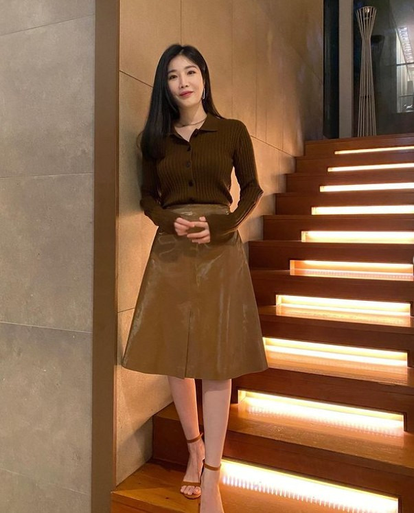 Lee Hae-ri said on his 29th day instagram, Autumn. Now its a little chilly at night. Its a perfect performance.Davichi wandering group departs today and released five photos.The photo showed Lee Hae-ri posing on the stairs in a brown-style costume reminiscent of a fallen leaf, and the netizen admired the beauty of the autumn atmosphere.The netizens who watched this responded such as My sisters fall mood, Autumn goddess Harry sister, Daejon Ye. It is so beautiful sister.Meanwhile, Lee Hae-ri marriages with non-entertainers last July, receiving much public attention and celebration.