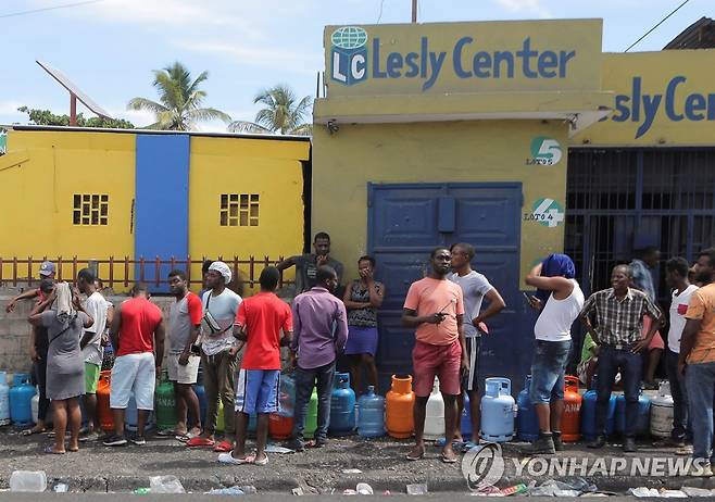 지난 17일 물을 길러 온 아이티 수도 포르토프랭스 시민들 [로이터 연합뉴스 자료사진. 재판매 및 DB 금지]