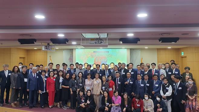 세계한인회총연, 국회서 '한인회 공공외교 활동' 세미나 세계한인회총연합회는 29일 국회 의원회관에서 '한인회 공공외교 활동 세미나'를 개최했다. [촬영 강성철]