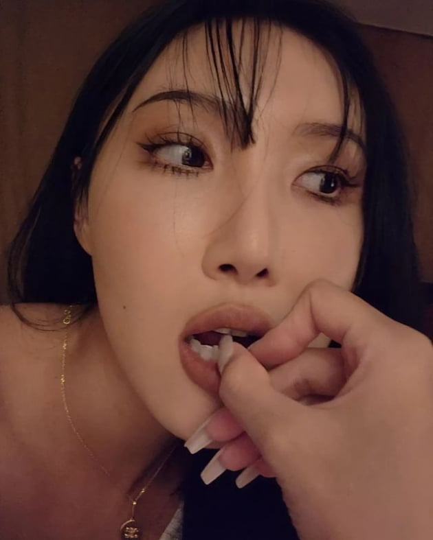 Girl group MAMAMOO member Hwasa shared her routineHwasa posted three photos on his instagram on the 30th with an article entitled ~ in the public photos, which included Hwasa.Hwasa also boasts her own charm even at a burdensome angle, and Hwasa took a selfie in front of the mirror in the missing fashion of the bottom.On the other hand, MAMAMOO, which Hwasa belongs to, will release a new mini album MIC ON on October 11th.