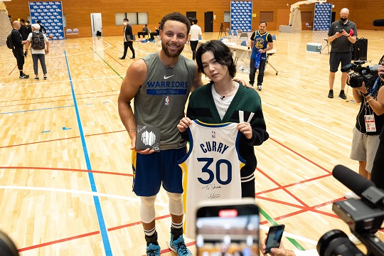 일본에서 NBA스타 커리(왼쪽)를 만난 BTS 슈가. 사진=커리 트위터