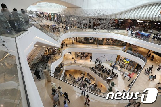 추석 연휴 마지막 날인 12일 오후 경기 하남시 스타필드 하남에서 시민들이 쇼핑을 즐기고 있다. 2022.9.12/뉴스1 ⓒ News1 임세영 기자