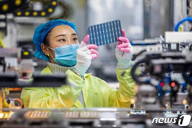 중국 동부 장쑤성의 한 태양광 패널 공장/ 2022.1.7 ⓒ AFP=뉴스1