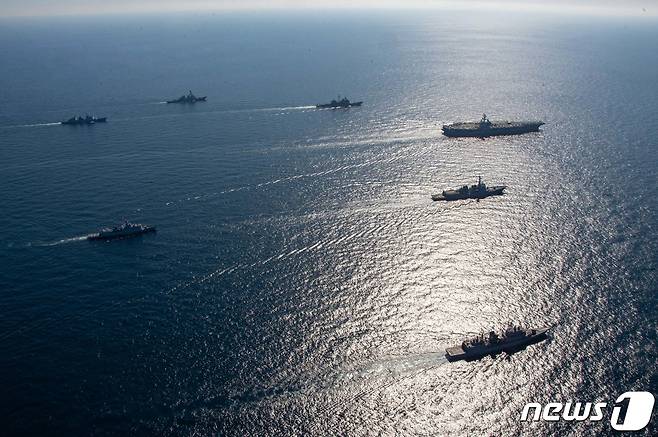 한미 연합 해상훈련에 참가한 한미 해군 함정들이 29일 동해상에서 기동훈련을 하고 있다. (해군 제공) 2022.9.29/뉴스1