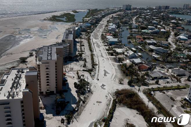 29일 (현지시간) 초대형 허리케인 '이언'이 휩쓸고 간 플로리다주 포트 마이어스 비치에서 해변 모래가 도로를 덮고 있는 모습이 보인다. ⓒ AFP=뉴스1 ⓒ News1 우동명 기자