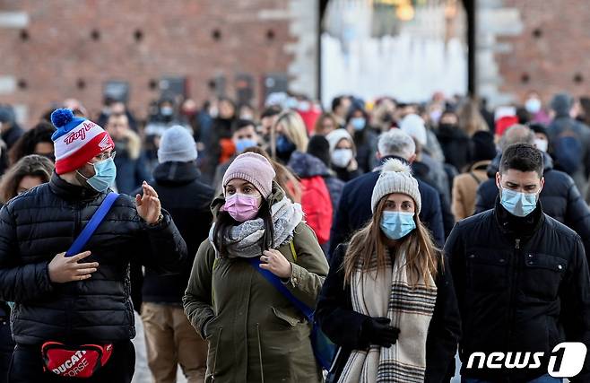 지난해 11월28일(현지시간) 이탈리아 밀라노에서 코로나19 유행으로 시민들이 마스크를 착용한 채 길을 걷고 있다. 2021.11.28/뉴스1 ⓒ 로이터=뉴스1 ⓒ News1 김민수 기자